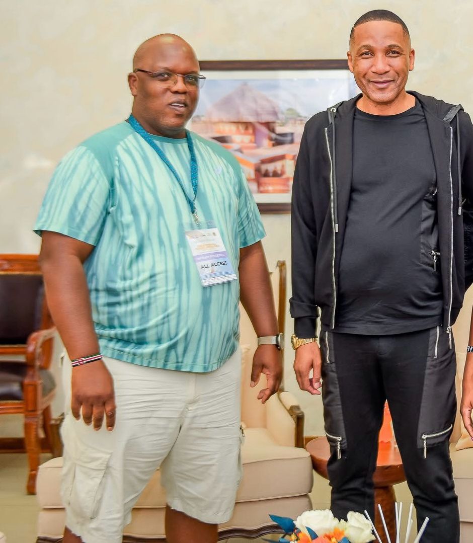  Elias Makori, délégué media world athletics, en compagnie du président de la République du Botswana Duma Gideon Boko (en survêtement noir)  
